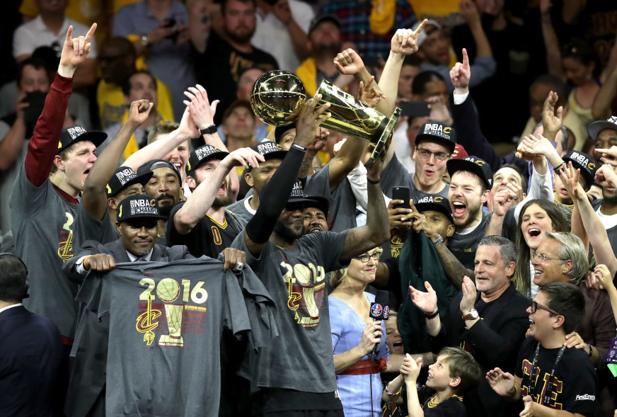  勇士逆转凯尔特人夺得总冠军奖杯  